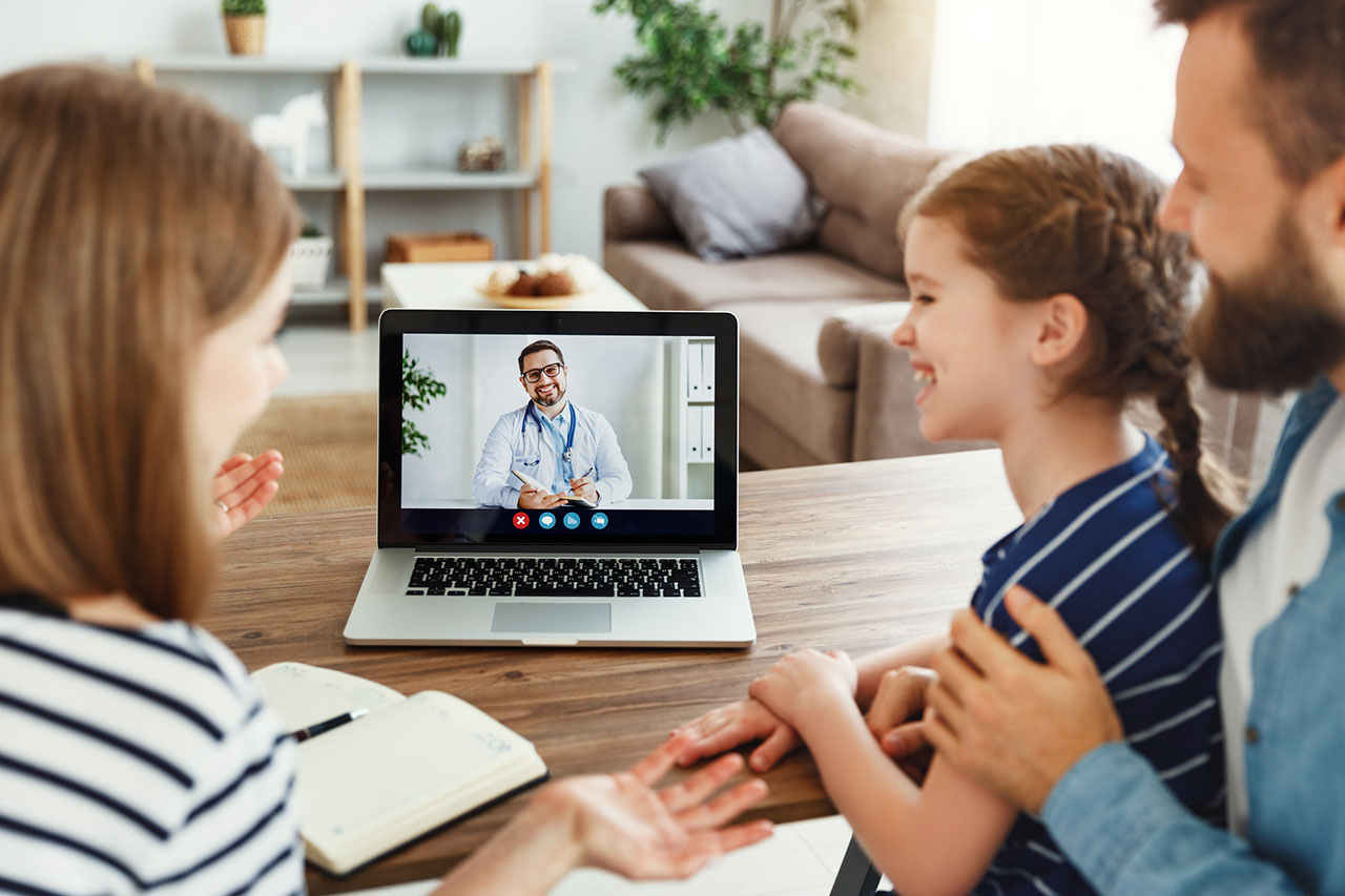 Médico atendendo família por telemedicina