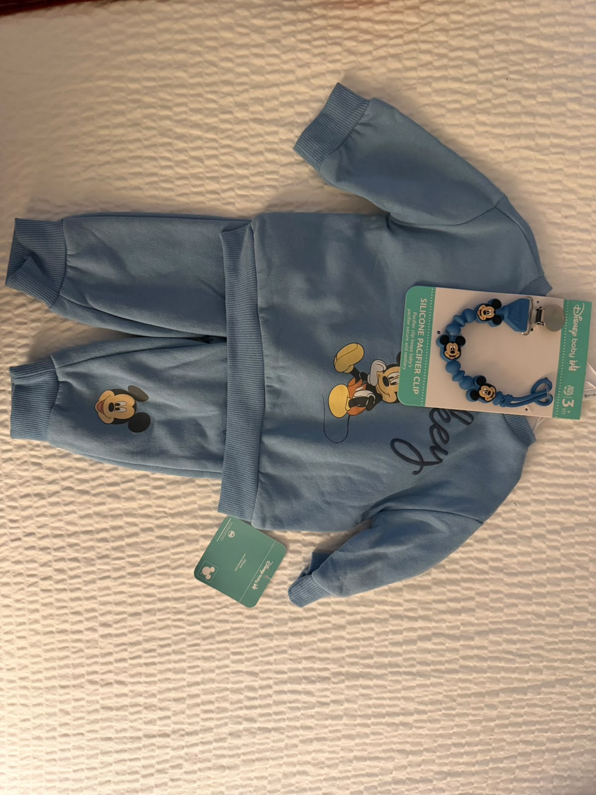 Conjunto Infantil Bebê Moletom e Calça Jogger Mickey Mouse com Prendedor de Chupeta Disney Baby